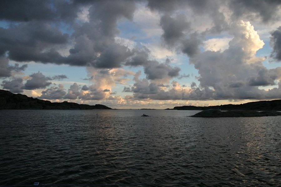 Bild över västkusten med klippor, hav och en båt