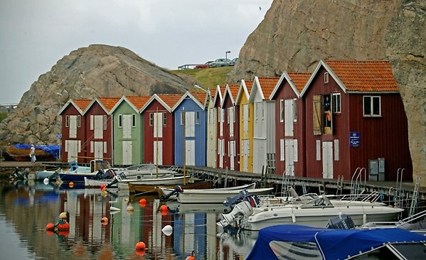 Bild på sjöbodar i Bohuslän